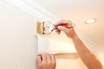 Pose de papier peint à Trézilidé — revêtements muraux et toiles de verre